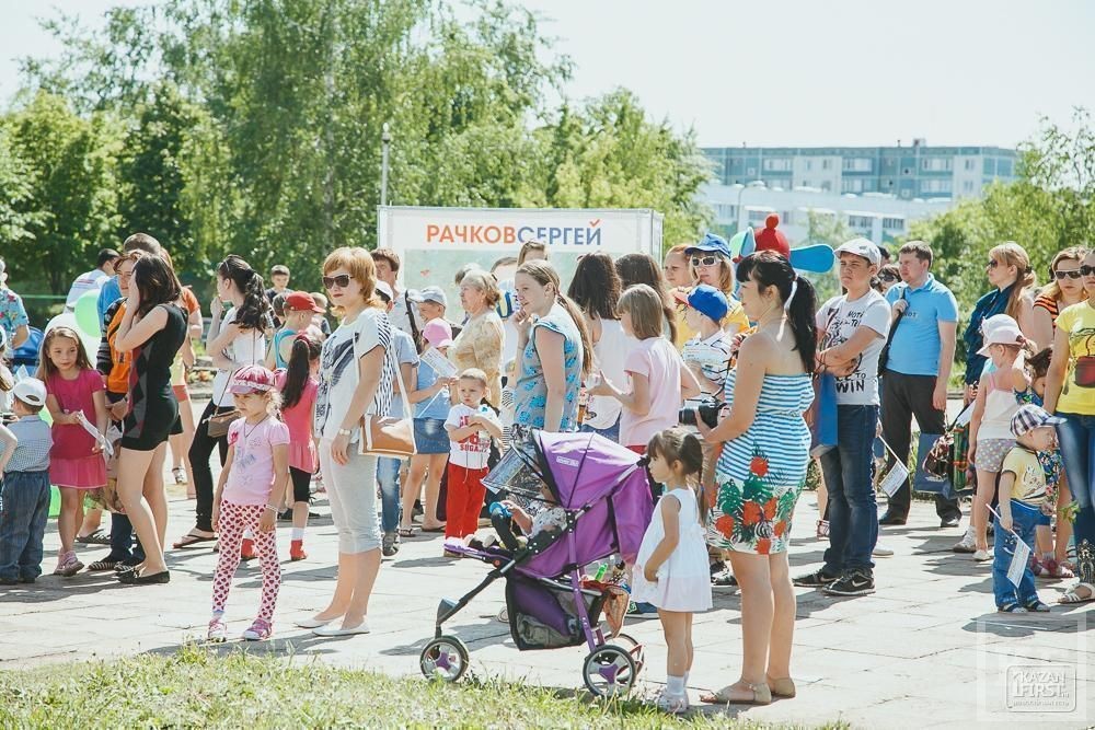 Приемная депутата Рачкова Сергея подарила детям грузовик мороженого